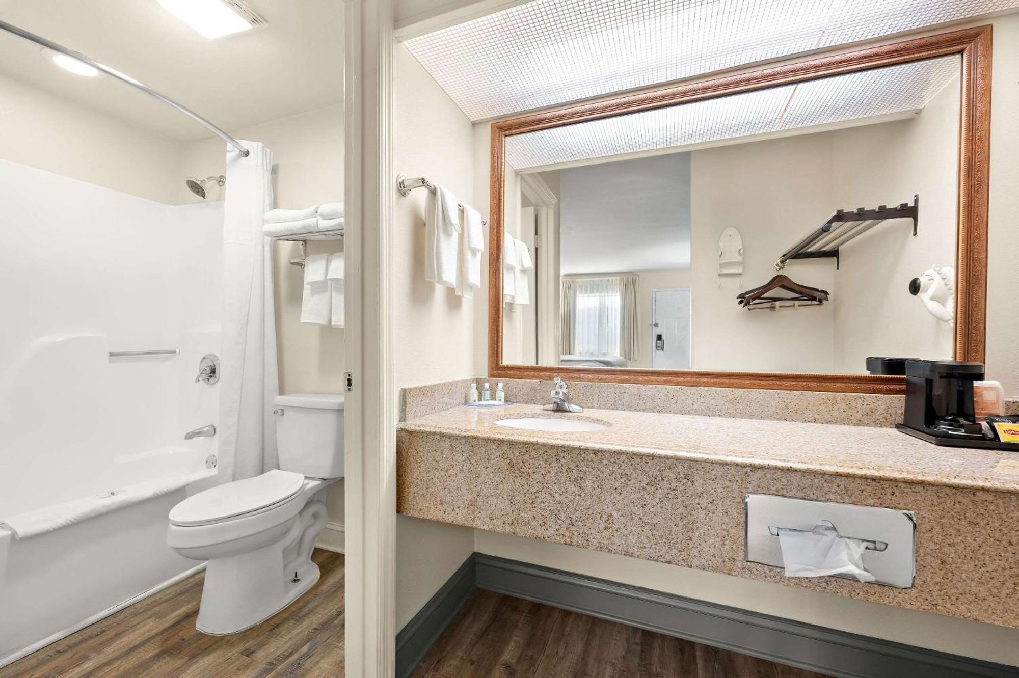 Quality Inn Pelham I-65 Exit 246 Exteriér fotografie
